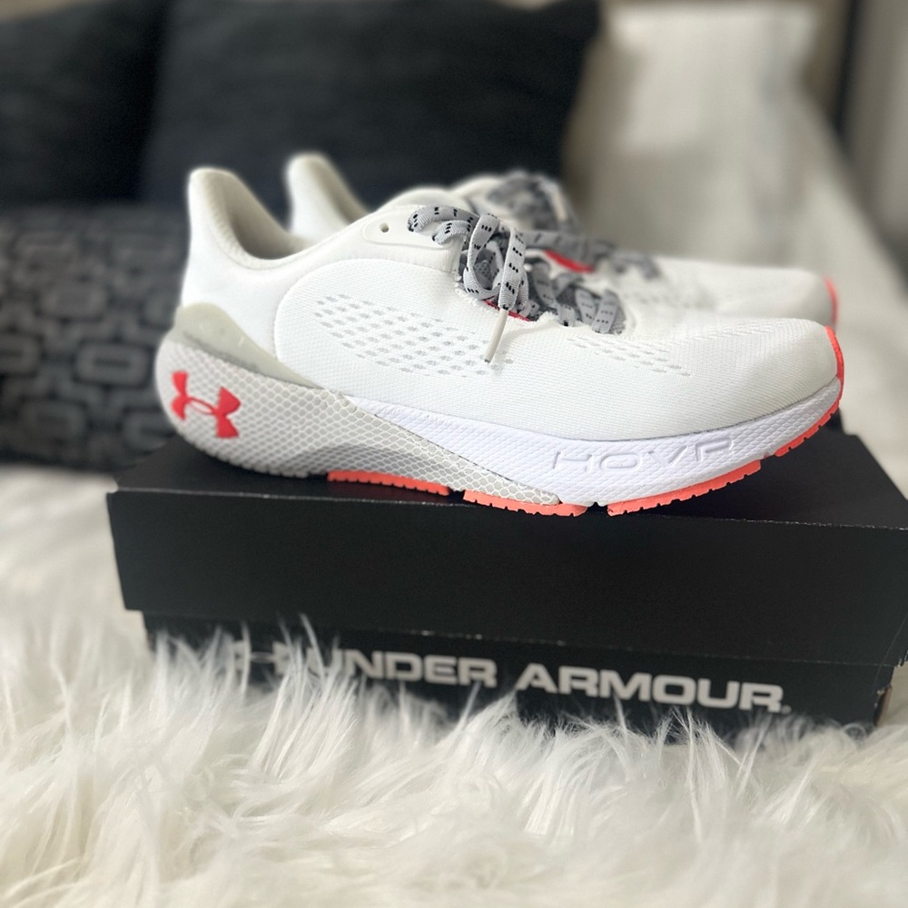 Under armor athletic running shoes size women’s eight color, orange and white.